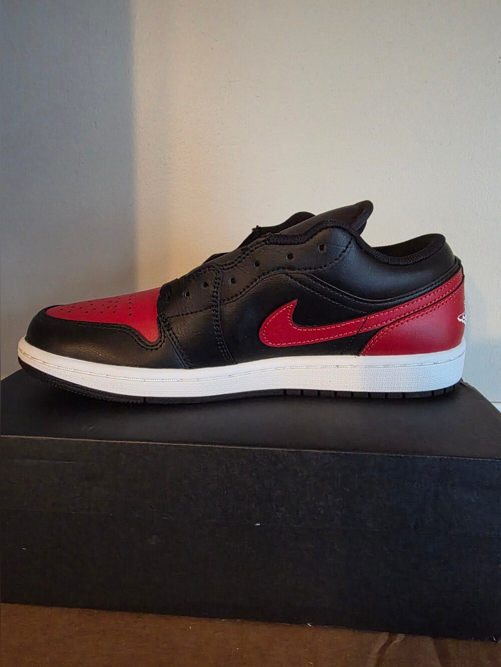 Jordan 1 Low Black Varsity Red Summit White Mens 8 Women 9.5 new with box